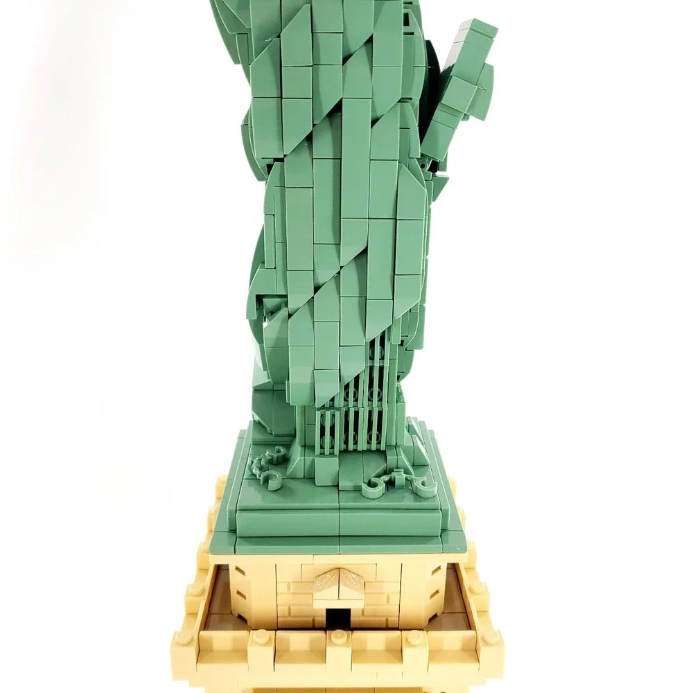 LEGO ARCHITECTURE: Statue of Liberty (21042) Complete w/ Instruction Manual